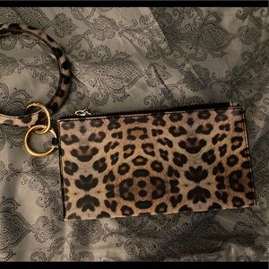 Super cute big ring wristlet. I love this, like